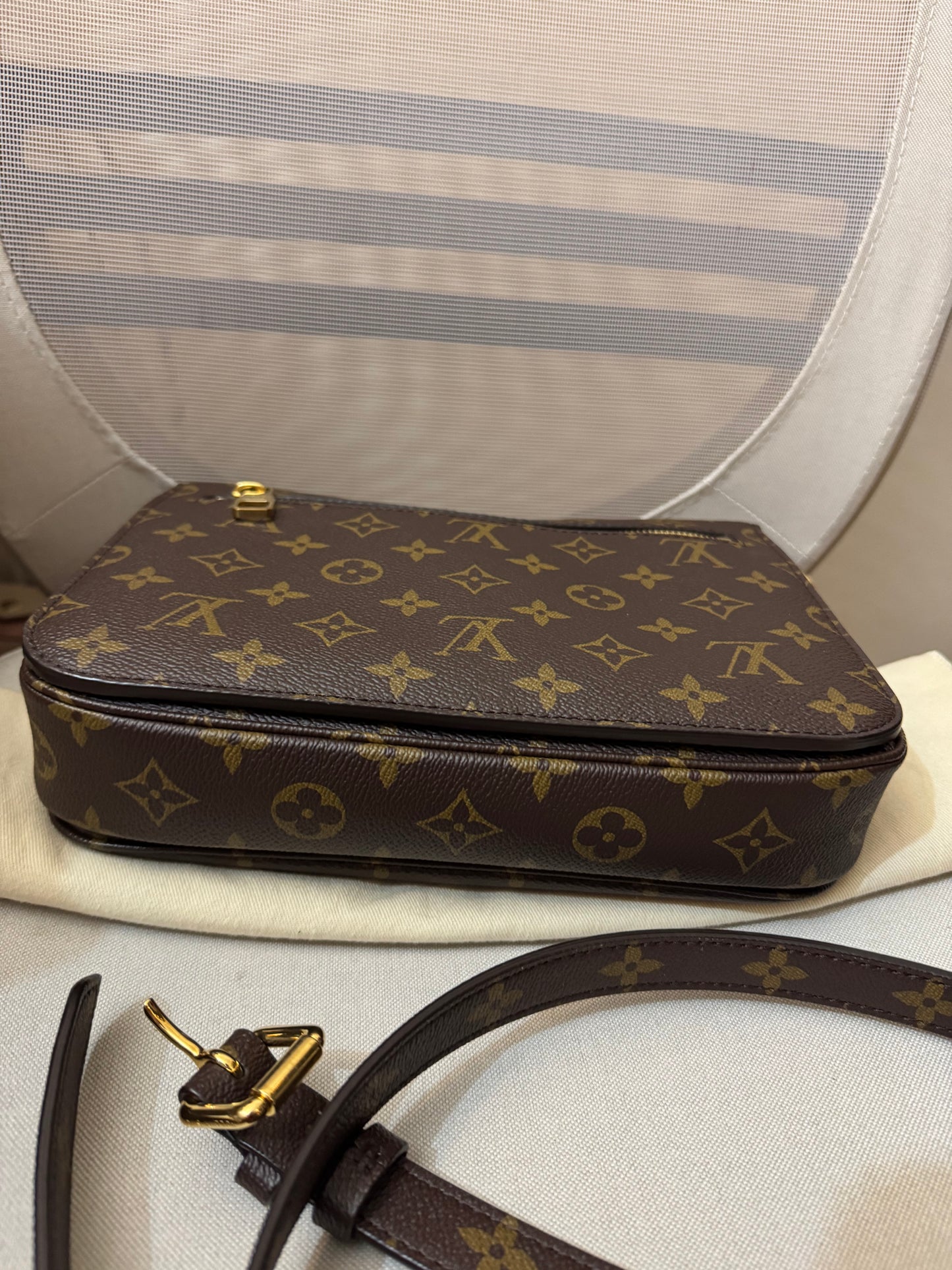 2205710-143054 Louis Vuitton Pochette Metis Monogram Bag ( FO4220)Made in Italy Comes with box , dustbag and the certificate