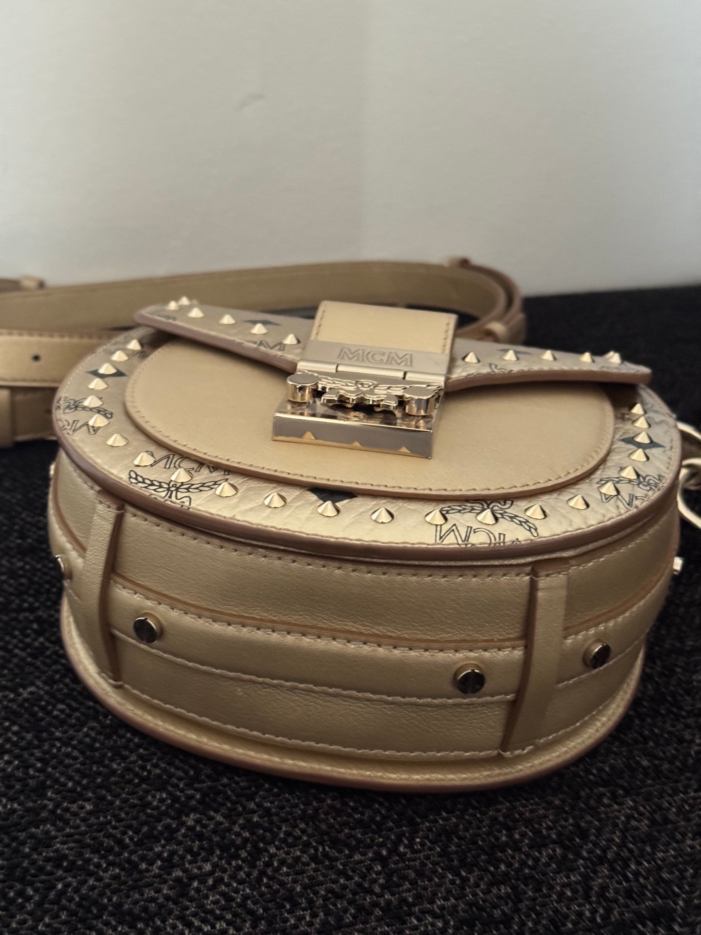 110580588 MCM Metalic Visetos Patricia Studs Gold (MWSAAPA05T1001 10352006) Made in Korea