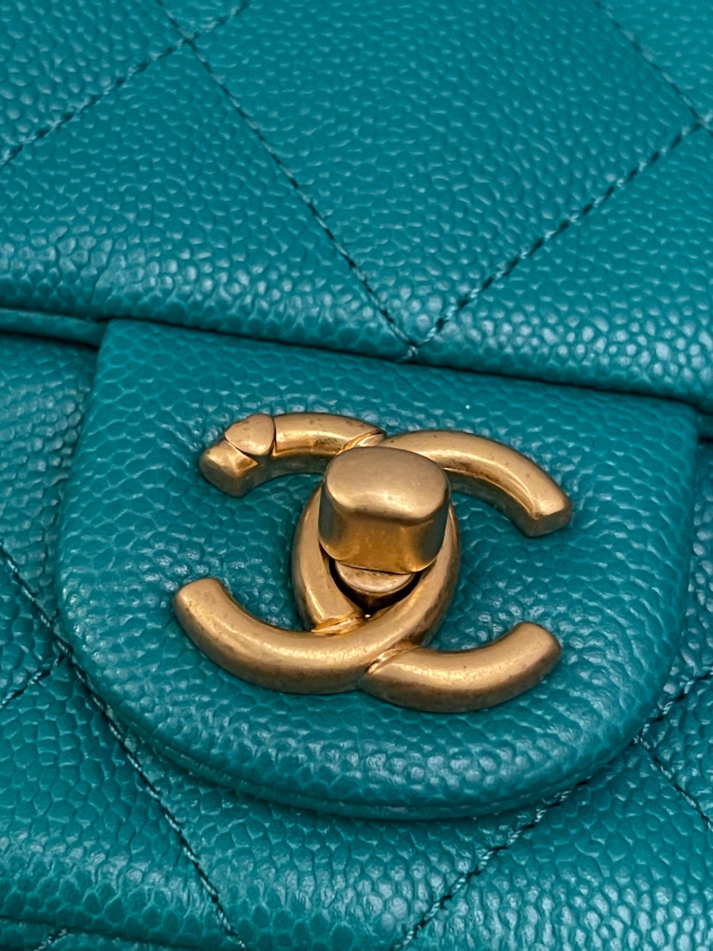 Chanel
Mini Quilted Grren Caviar Sweetheart Gold Hardware Flap Crossbody Bag