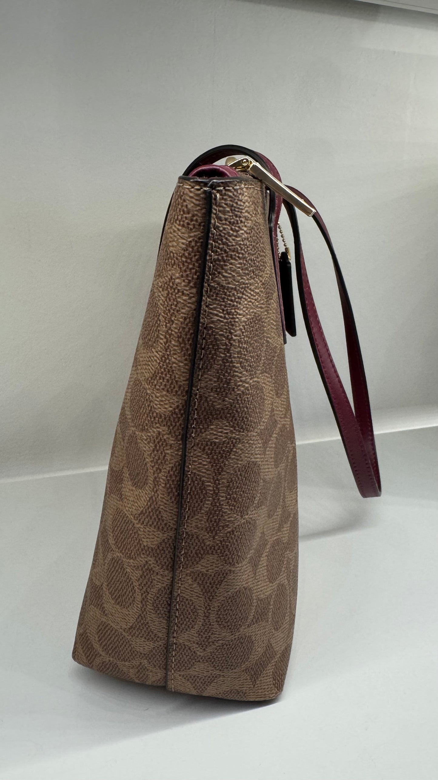 2205710-143141 Coach Fiona CC Signature Tan/ Black Cherry (NoJ2480-CX587)