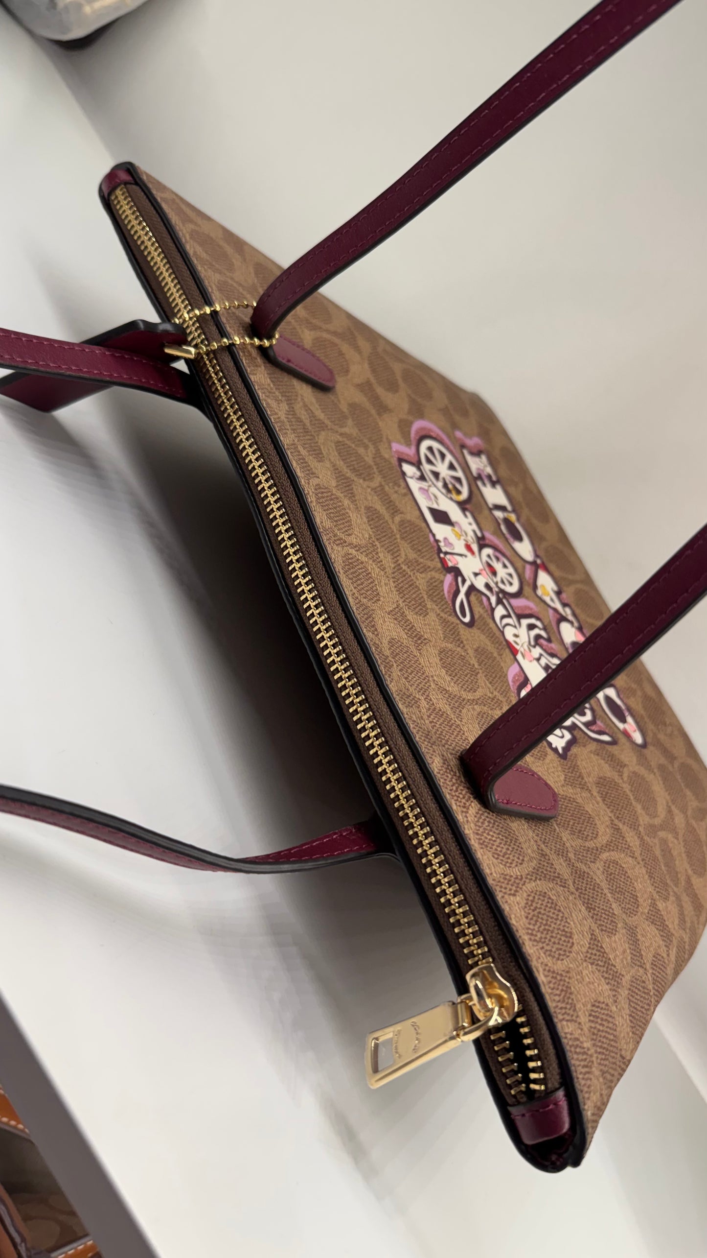 2205710-143141 Coach Fiona CC Signature Tan/ Black Cherry (NoJ2480-CX587)