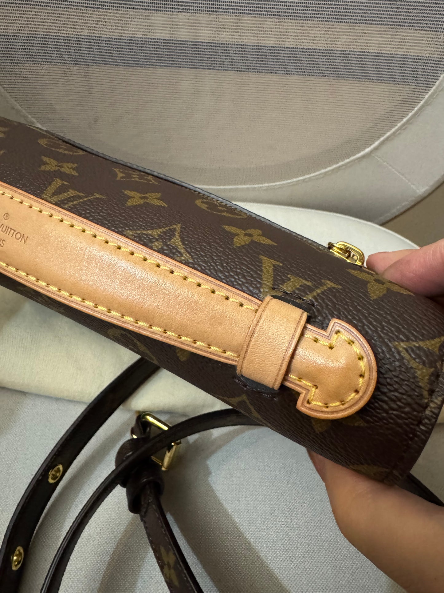 2205710-143054 Louis Vuitton Pochette Metis Monogram Bag ( FO4220)Made in Italy Comes with box , dustbag and the certificate