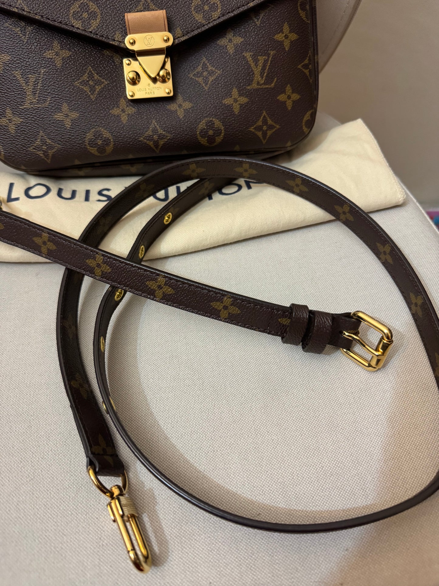 2205710-143054 Louis Vuitton Pochette Metis Monogram Bag ( FO4220)Made in Italy Comes with box , dustbag and the certificate