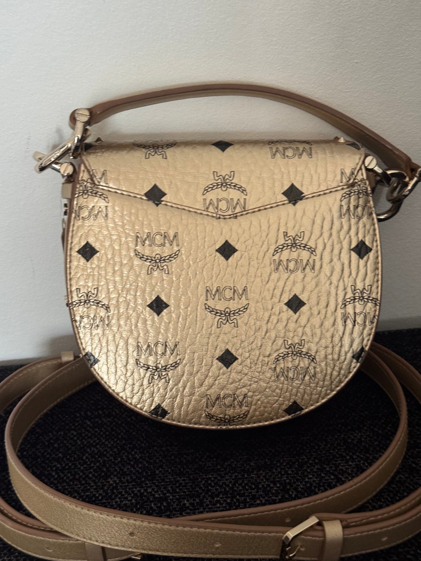 110580588 MCM Metalic Visetos Patricia Studs Gold (MWSAAPA05T1001 10352006) Made in Korea