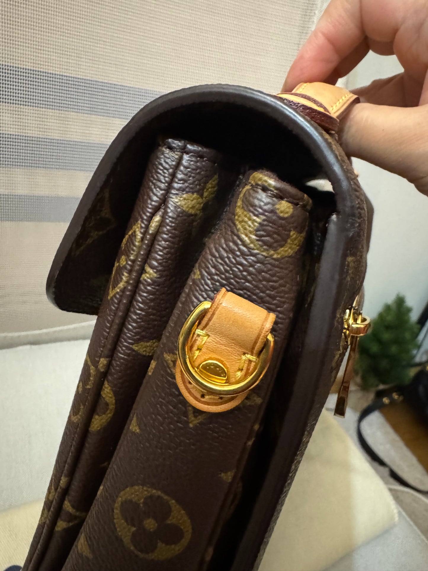 2205710-143054 Louis Vuitton Pochette Metis Monogram Bag ( FO4220)Made in Italy Comes with box , dustbag and the certificate