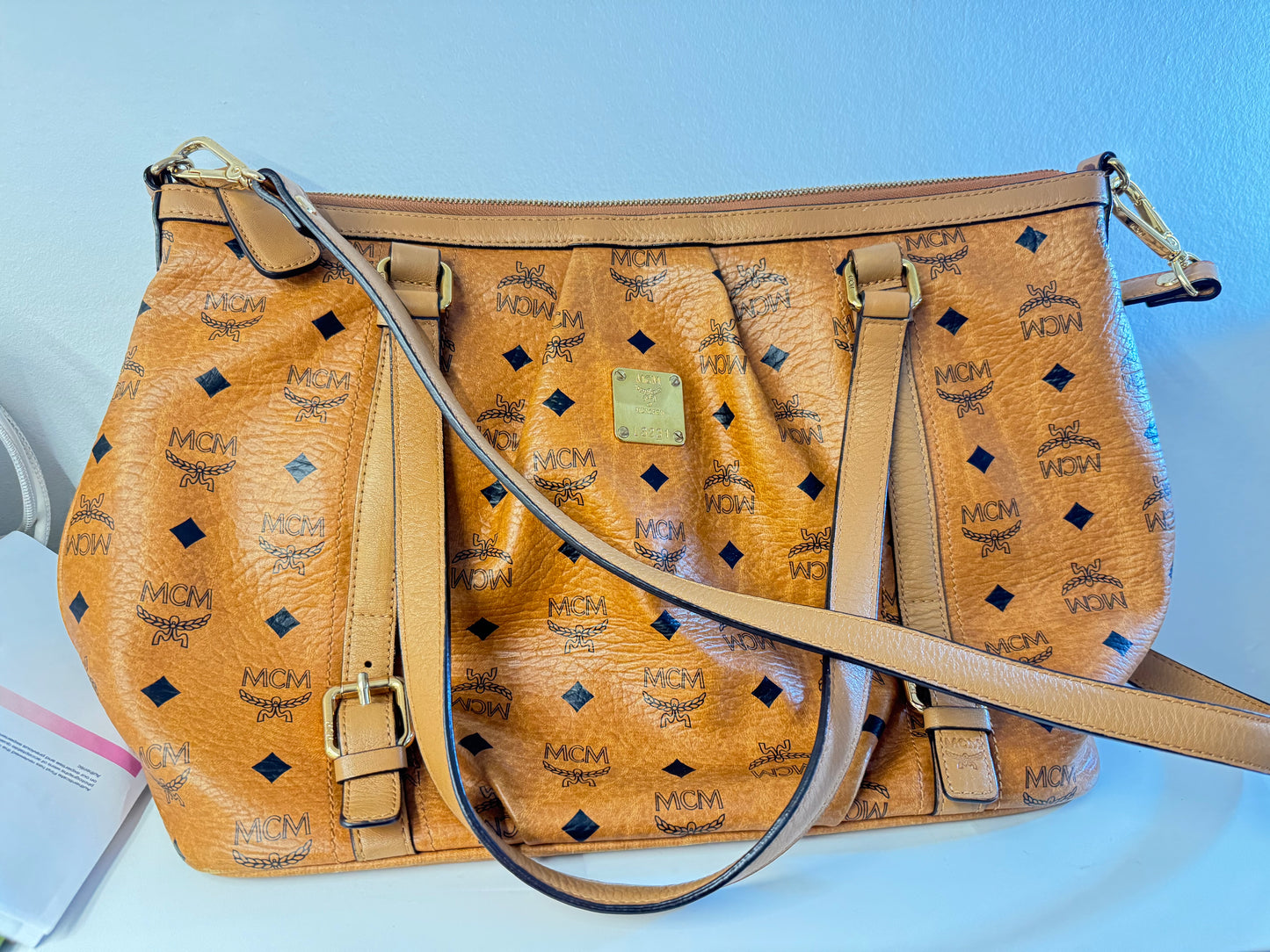 110580361 MCM shoulder bag visetos cognac zip tote with adjustable strap ( L8231 / MWP0AVI18CO001 10011308)