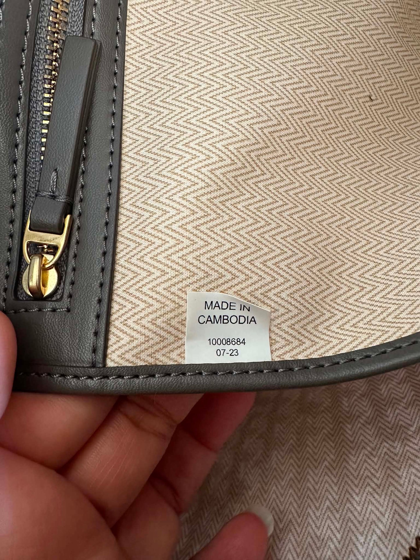 2205710-1432124
Tory Burch ever-ready small tote in zinc (10008684-0723)