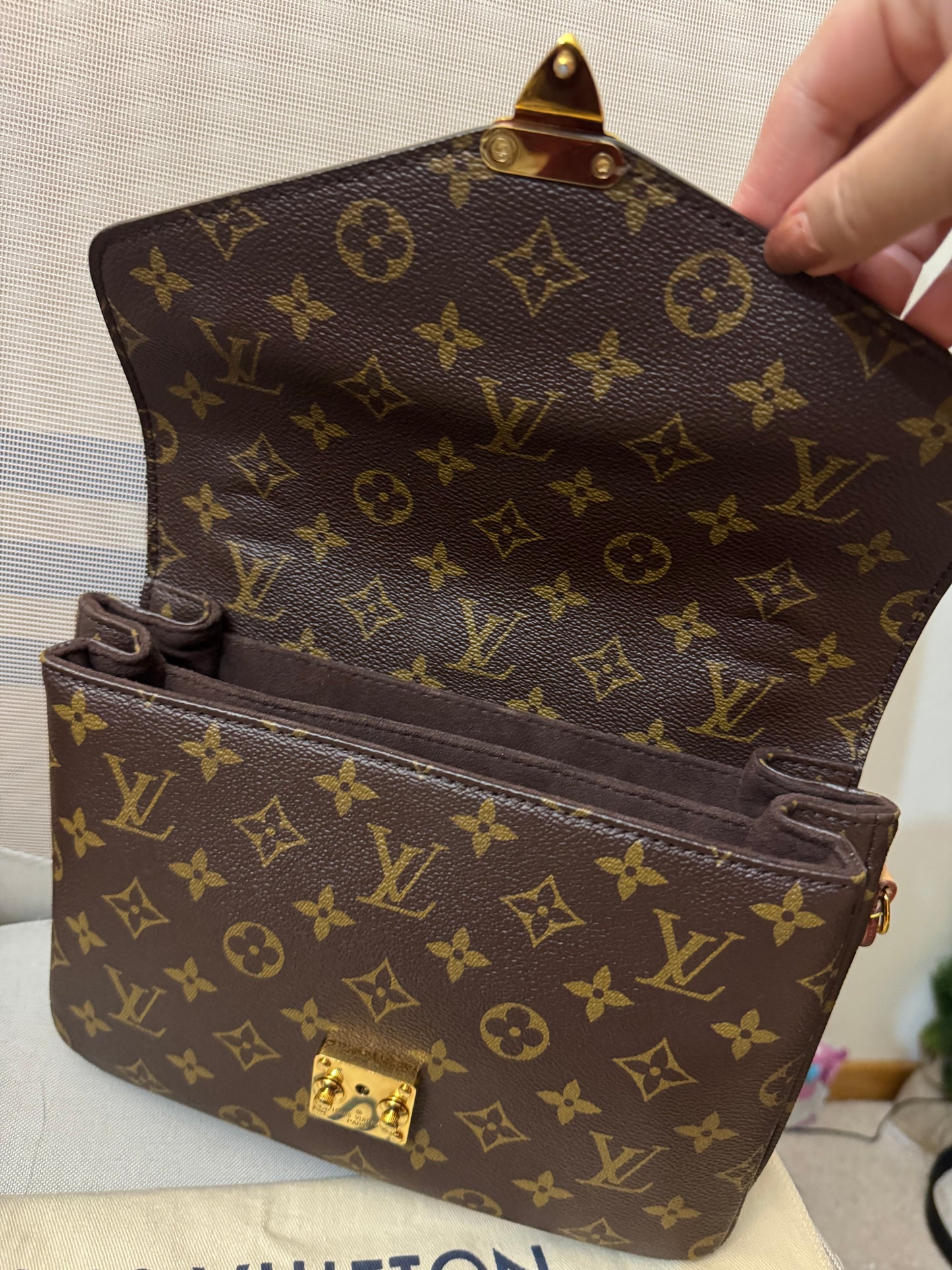 2205710-143054 Louis Vuitton Pochette Metis Monogram Bag ( FO4220)Made in Italy Comes with box , dustbag and the certificate