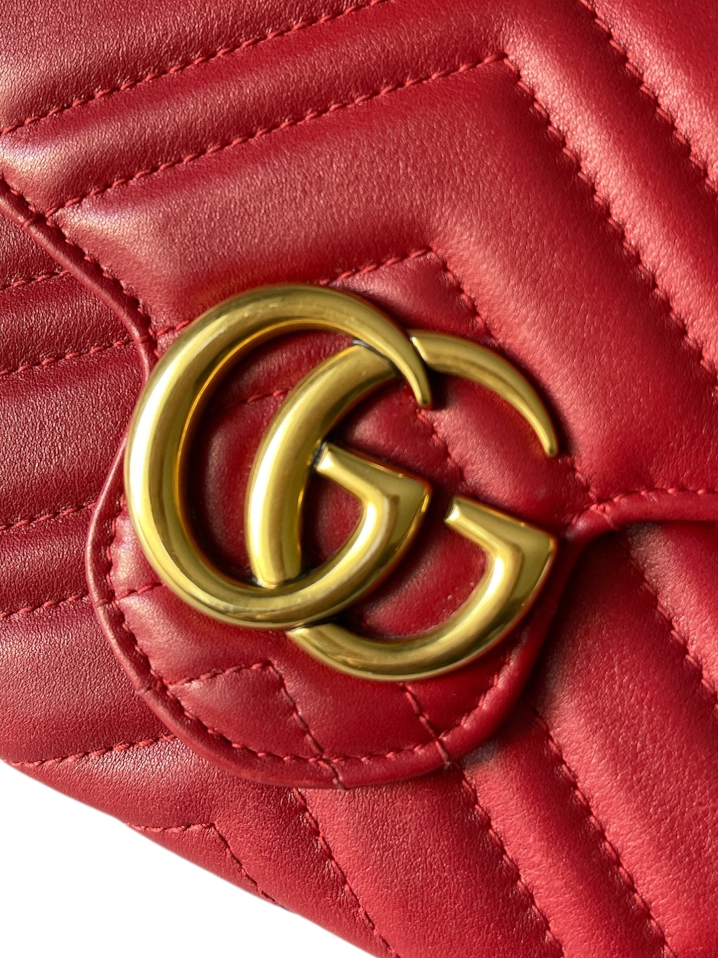 GUCCI GG MARMONT MATELASSÉ MINI BAG IN RED