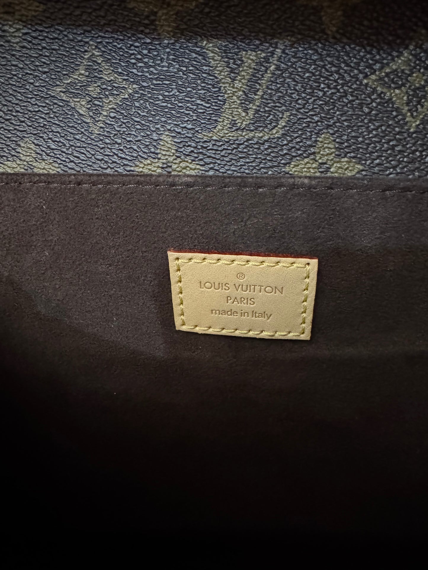 2205710-143054 Louis Vuitton Pochette Metis Monogram Bag ( FO4220)Made in Italy Comes with box , dustbag and the certificate