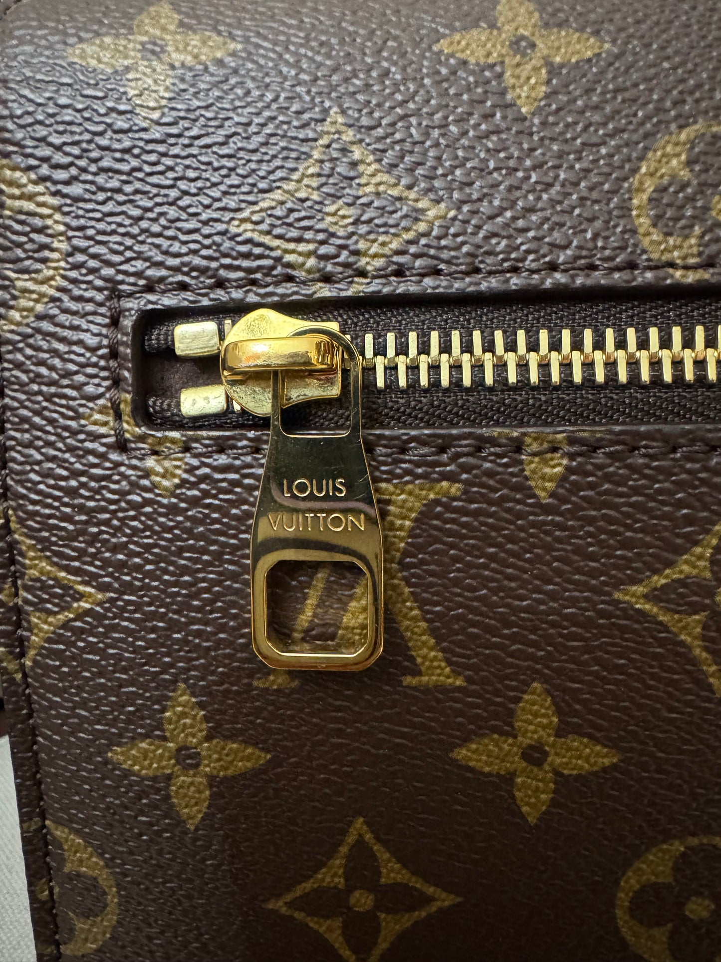 2205710-143054 Louis Vuitton Pochette Metis Monogram Bag ( FO4220)Made in Italy Comes with box , dustbag and the certificate