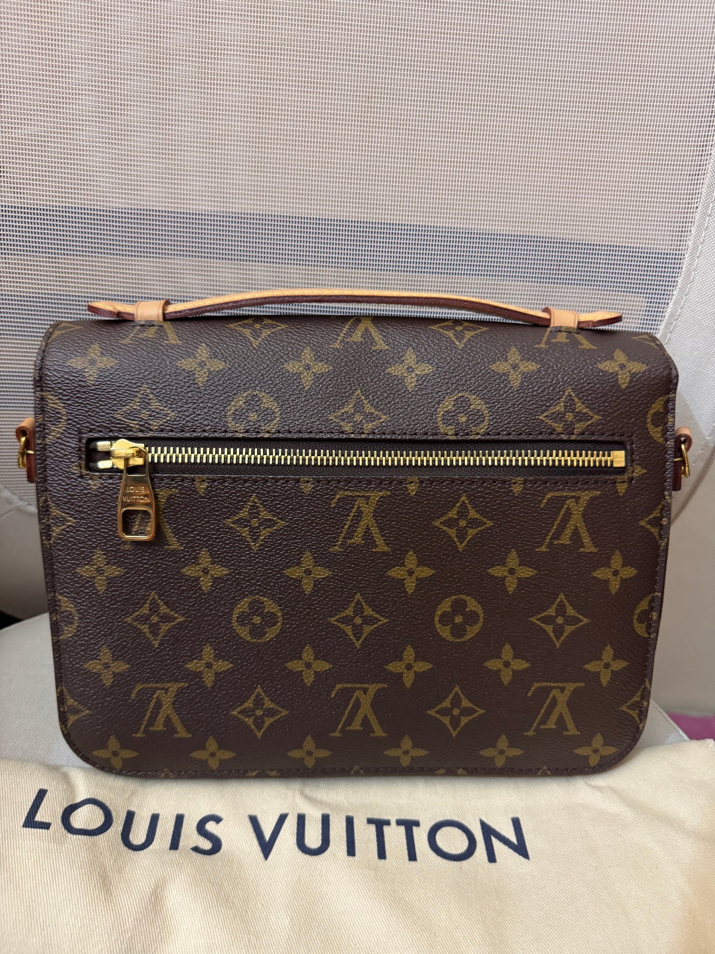 2205710-143054 Louis Vuitton Pochette Metis Monogram Bag ( FO4220)Made in Italy Comes with box , dustbag and the certificate