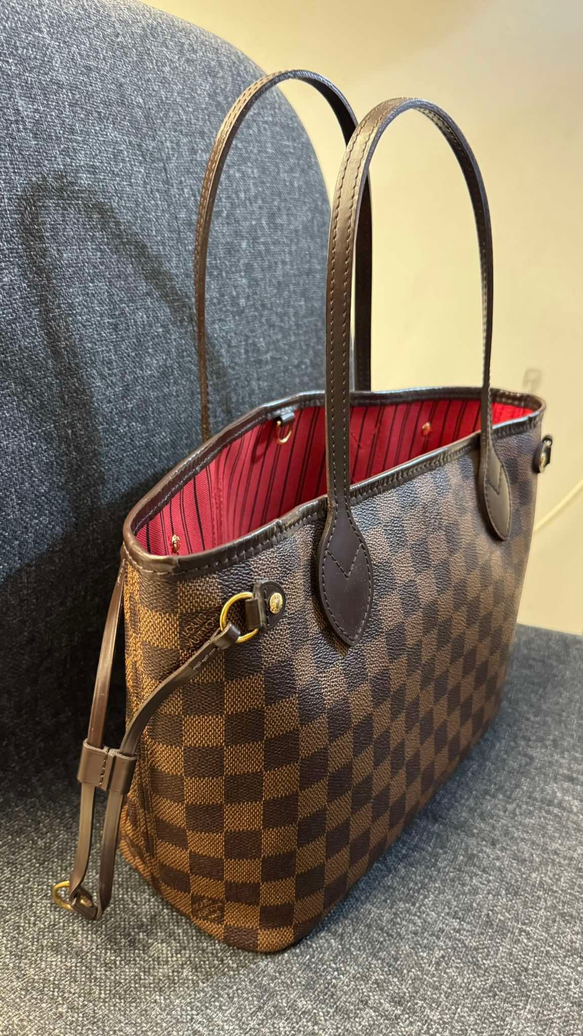 2205710-143175
Louis Vuitton Neverfull PM  Damier Ebene With Clutch Made in France (AR0127, AR3146)