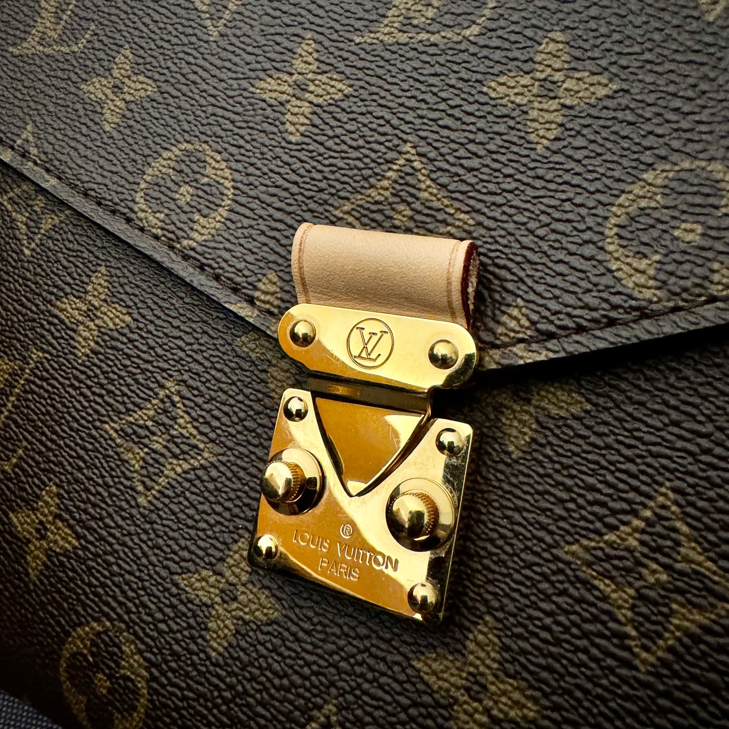 Louis Vuitton Pochette Metis Monogram Canvas Crossbody/ Handbag