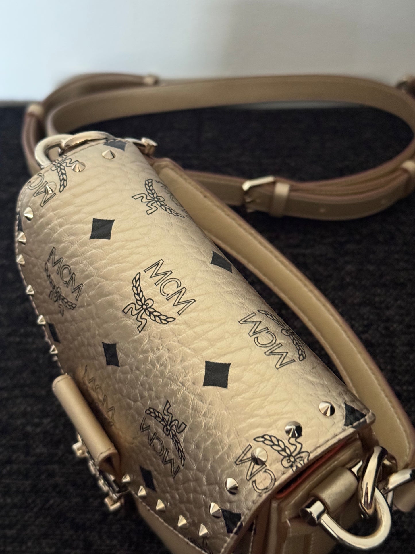 110580588 MCM Metalic Visetos Patricia Studs Gold (MWSAAPA05T1001 10352006) Made in Korea