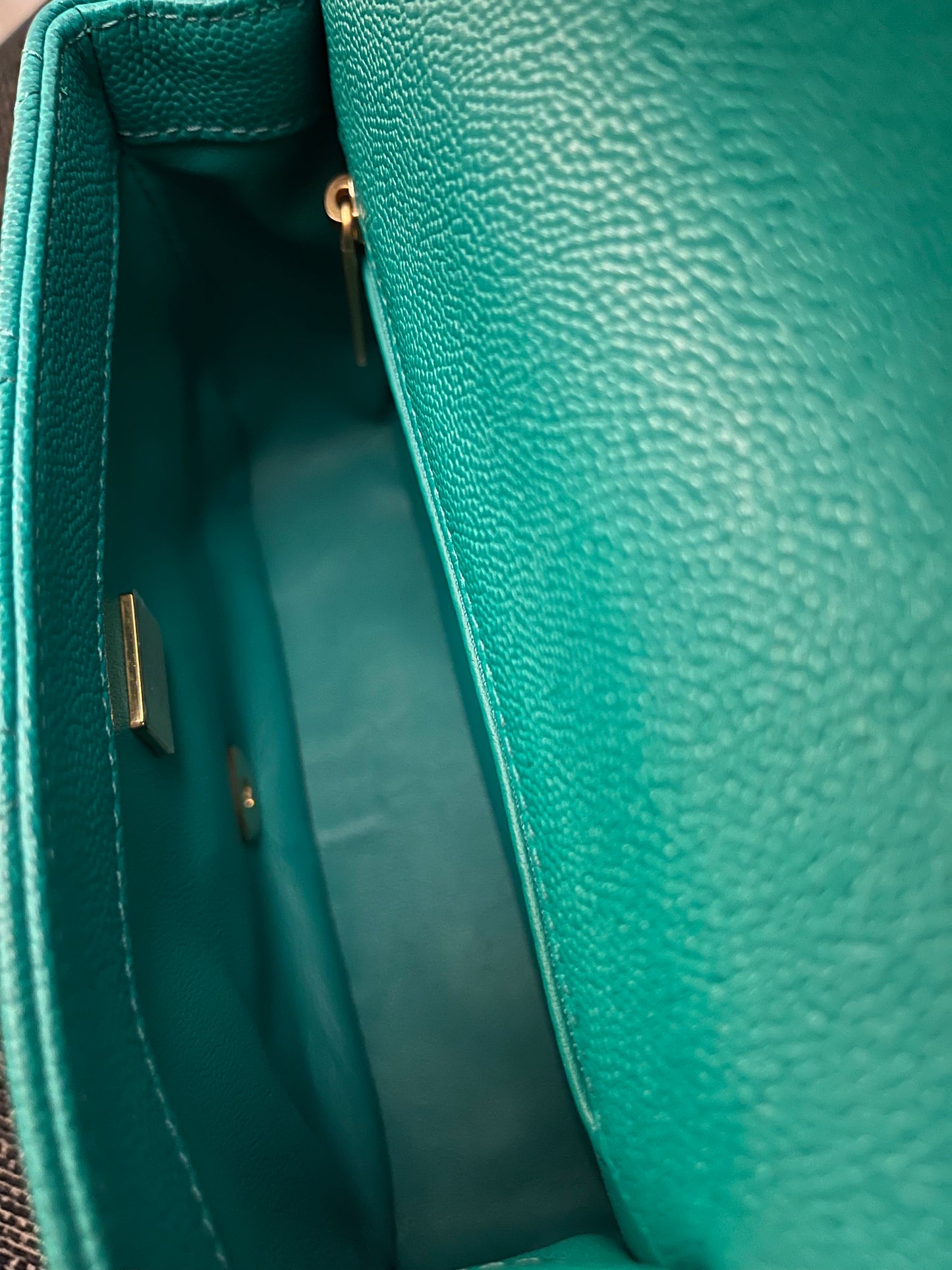 Chanel
Mini Quilted Grren Caviar Sweetheart Gold Hardware Flap Crossbody Bag