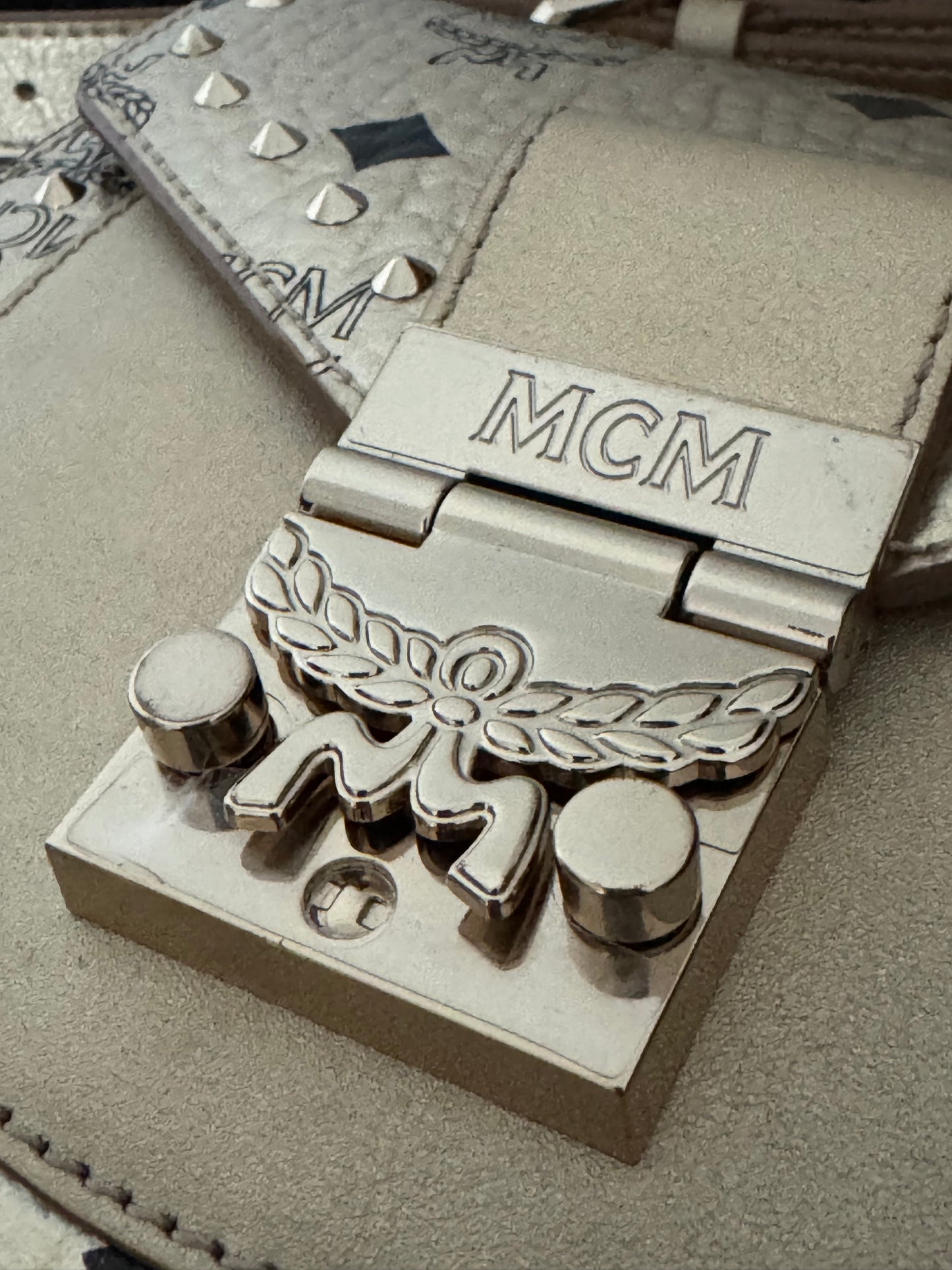 110580588 MCM Metalic Visetos Patricia Studs Gold (MWSAAPA05T1001 10352006) Made in Korea