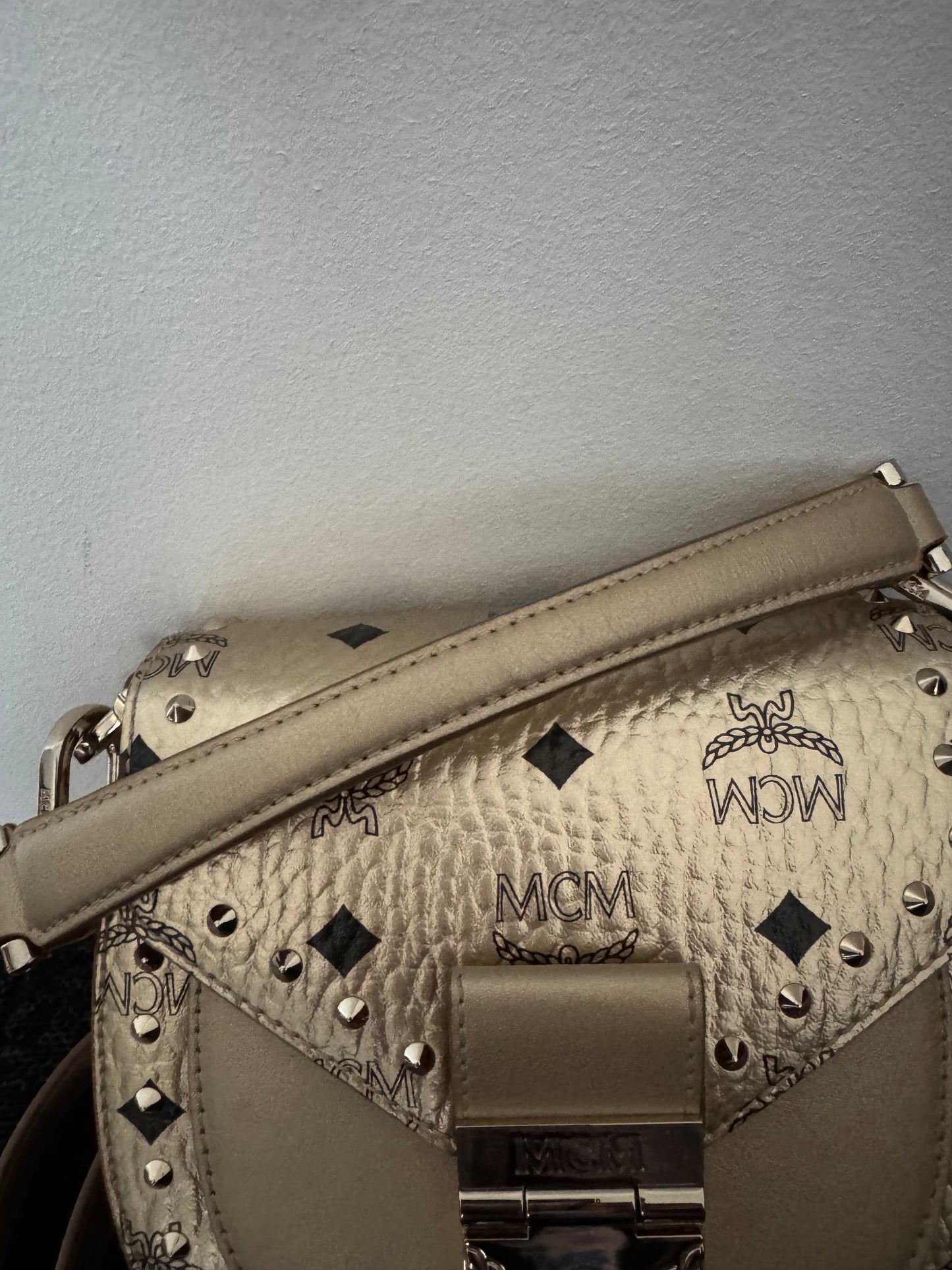 110580588 MCM Metalic Visetos Patricia Studs Gold (MWSAAPA05T1001 10352006) Made in Korea