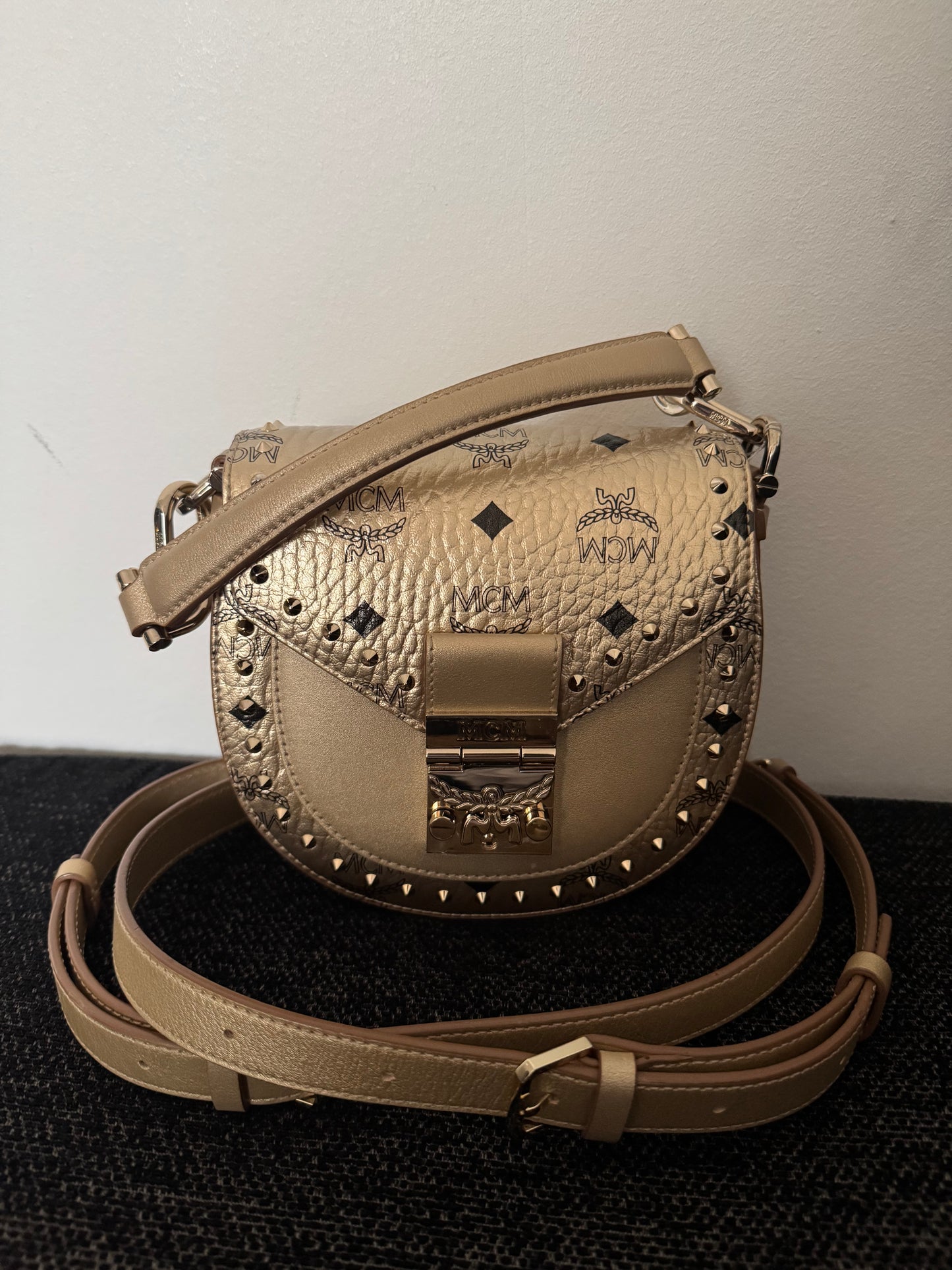 110580588 MCM Metalic Visetos Patricia Studs Gold (MWSAAPA05T1001 10352006) Made in Korea