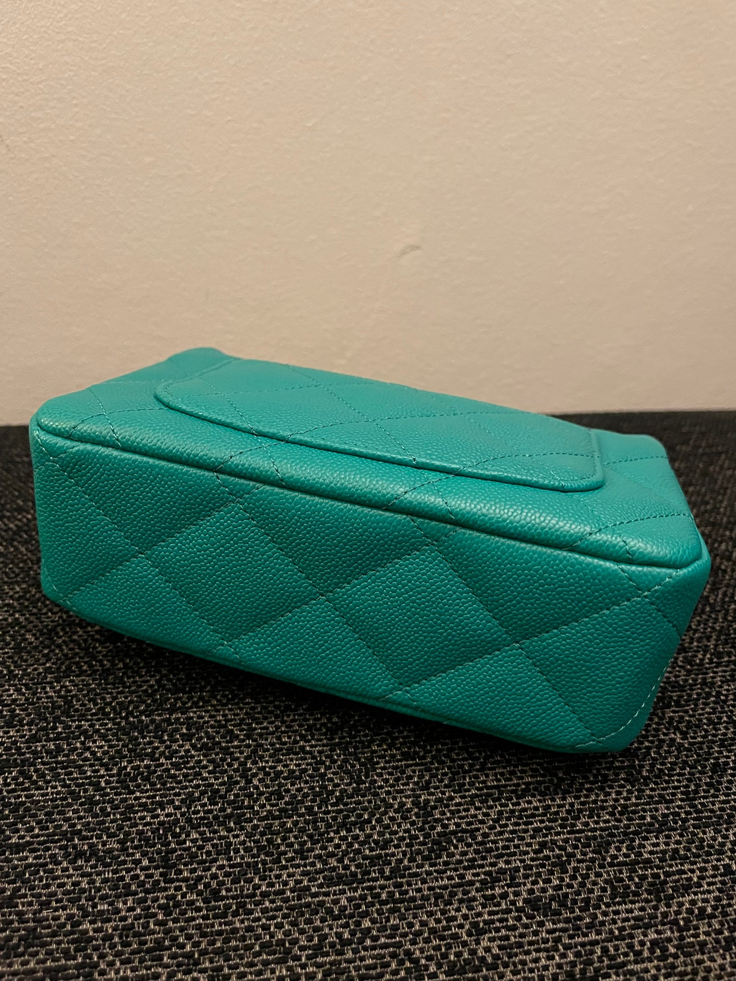 Chanel
Mini Quilted Grren Caviar Sweetheart Gold Hardware Flap Crossbody Bag