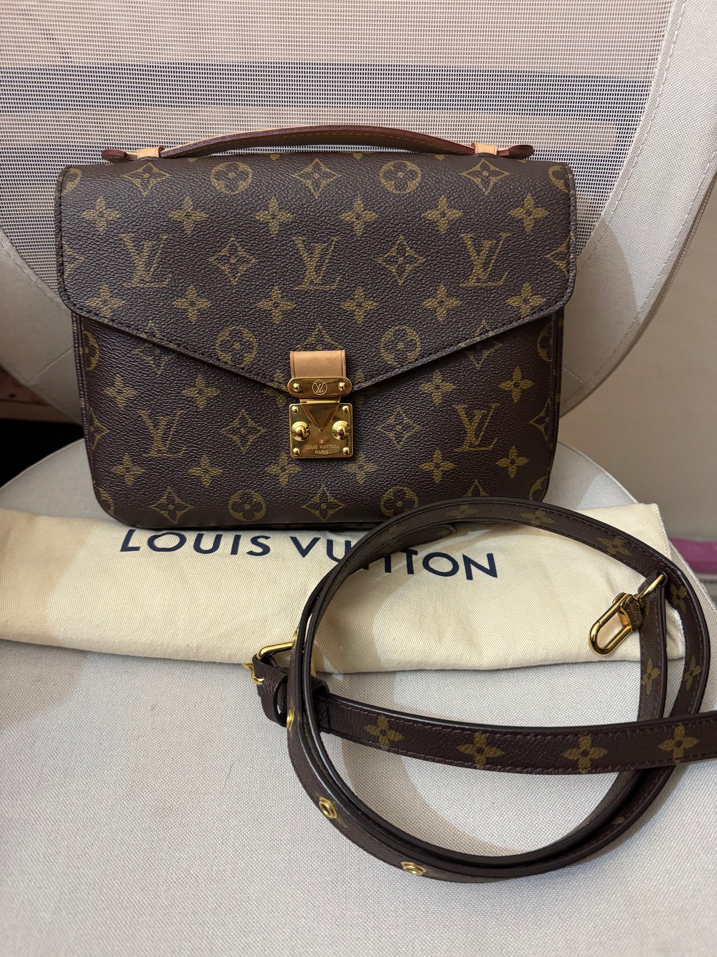 2205710-143054 Louis Vuitton Pochette Metis Monogram Bag ( FO4220)Made in Italy Comes with box , dustbag and the certificate