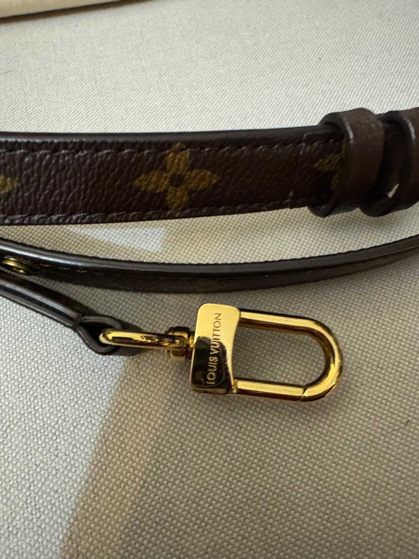 2205710-143054 Louis Vuitton Pochette Metis Monogram Bag ( FO4220)Made in Italy Comes with box , dustbag and the certificate