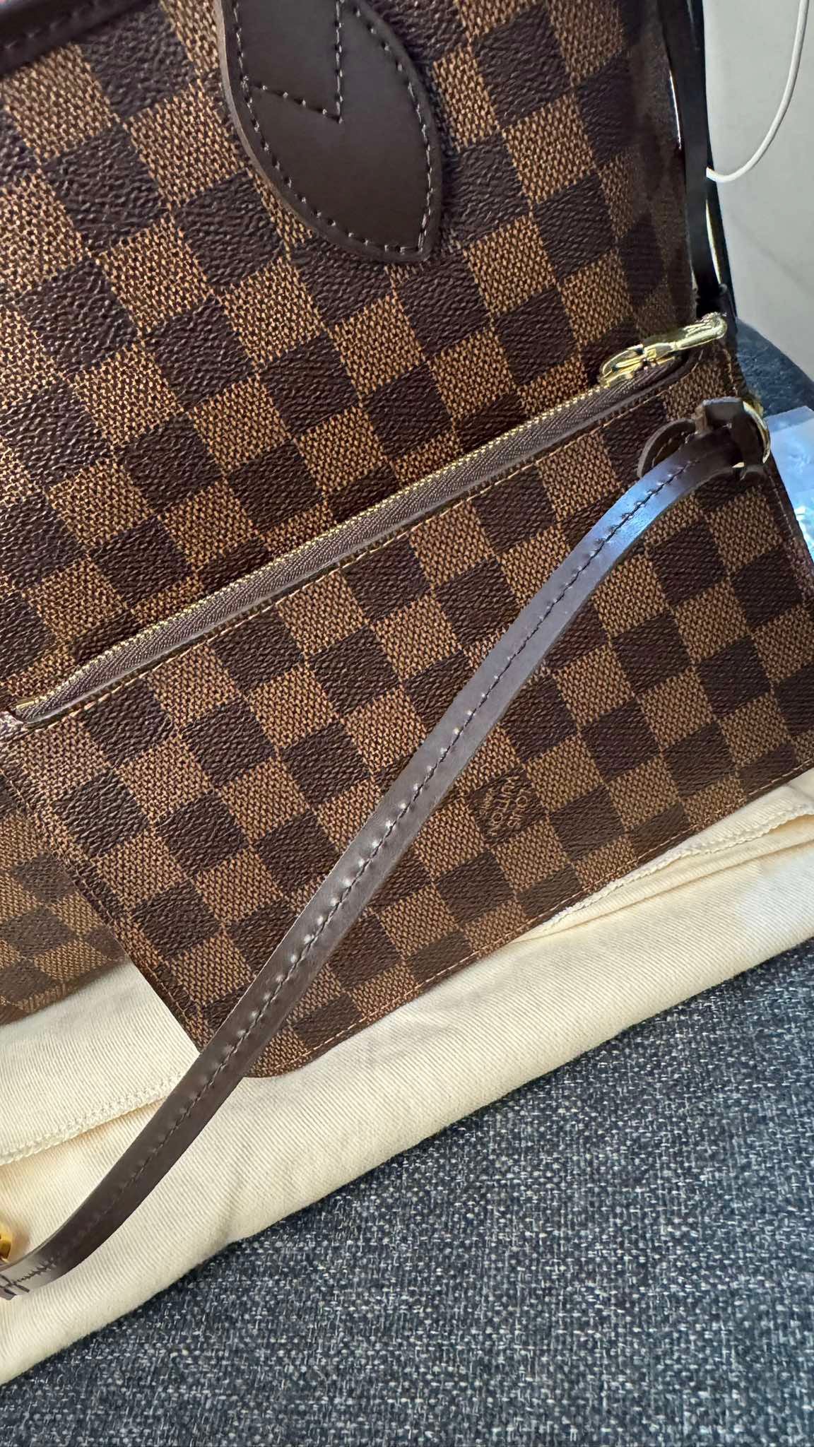 2205710-143175
Louis Vuitton Neverfull PM  Damier Ebene With Clutch Made in France (AR0127, AR3146)