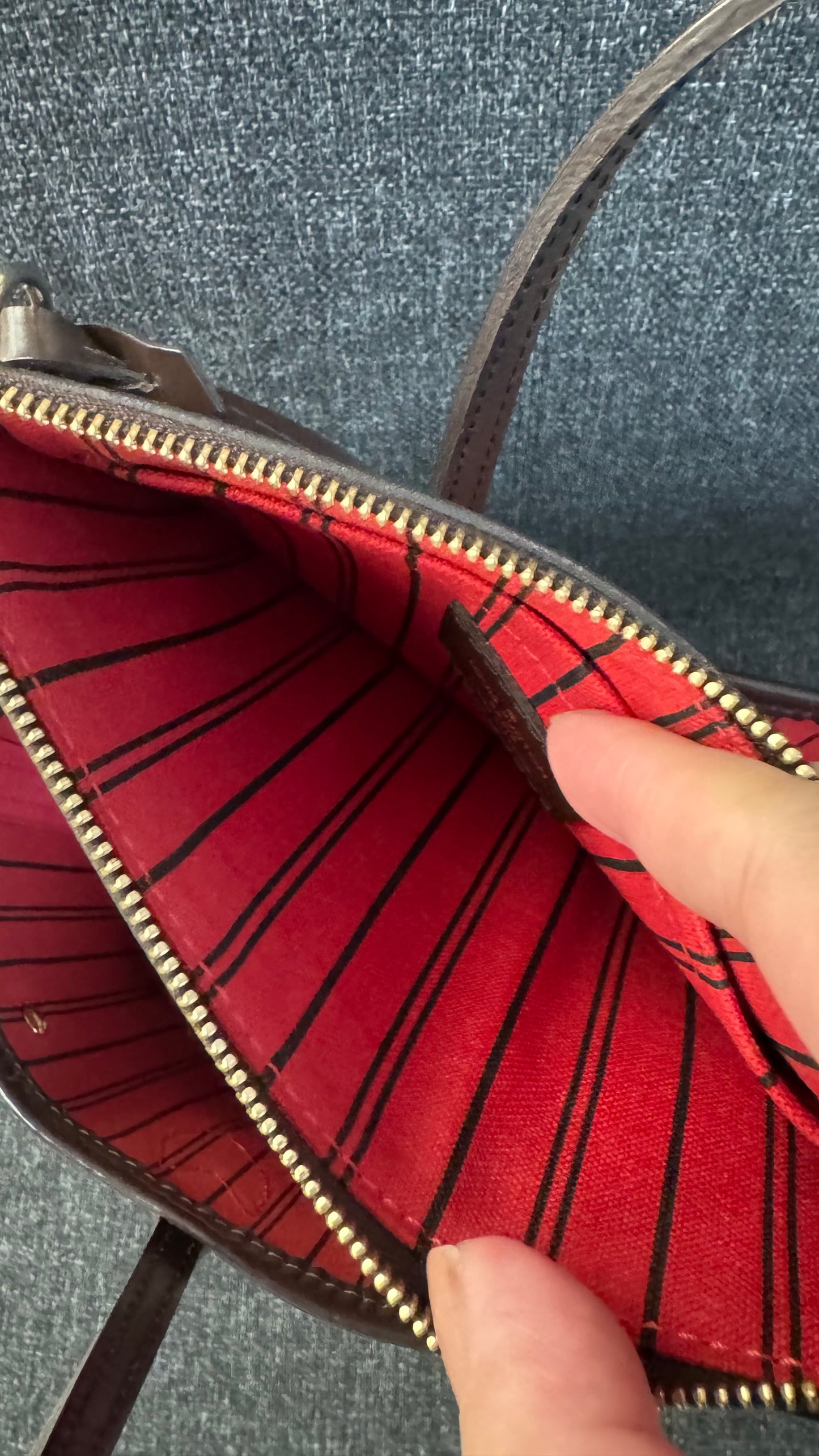 2205710-143175
Louis Vuitton Neverfull PM  Damier Ebene With Clutch Made in France (AR0127, AR3146)