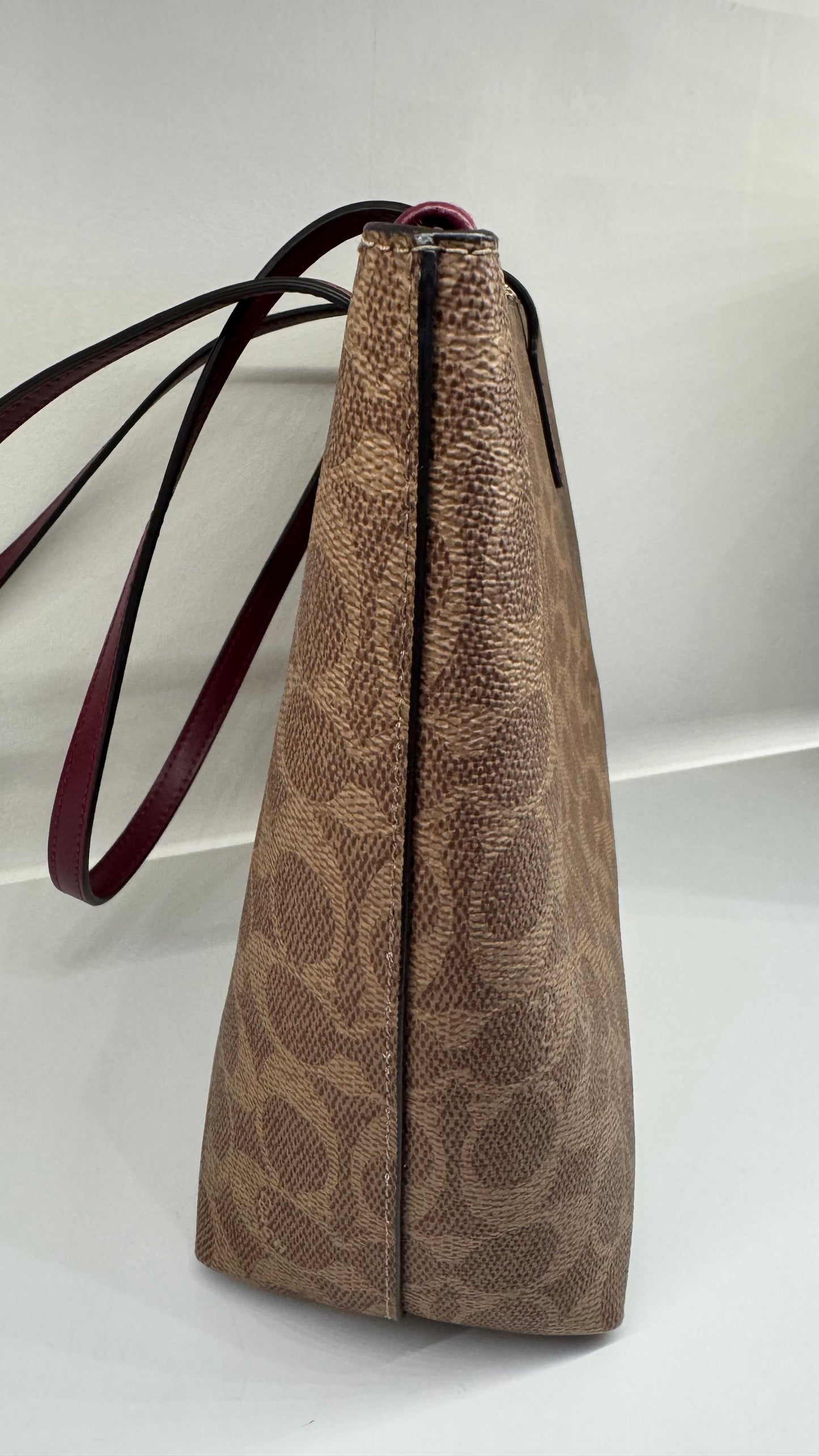 2205710-143141 Coach Fiona CC Signature Tan/ Black Cherry (NoJ2480-CX587)