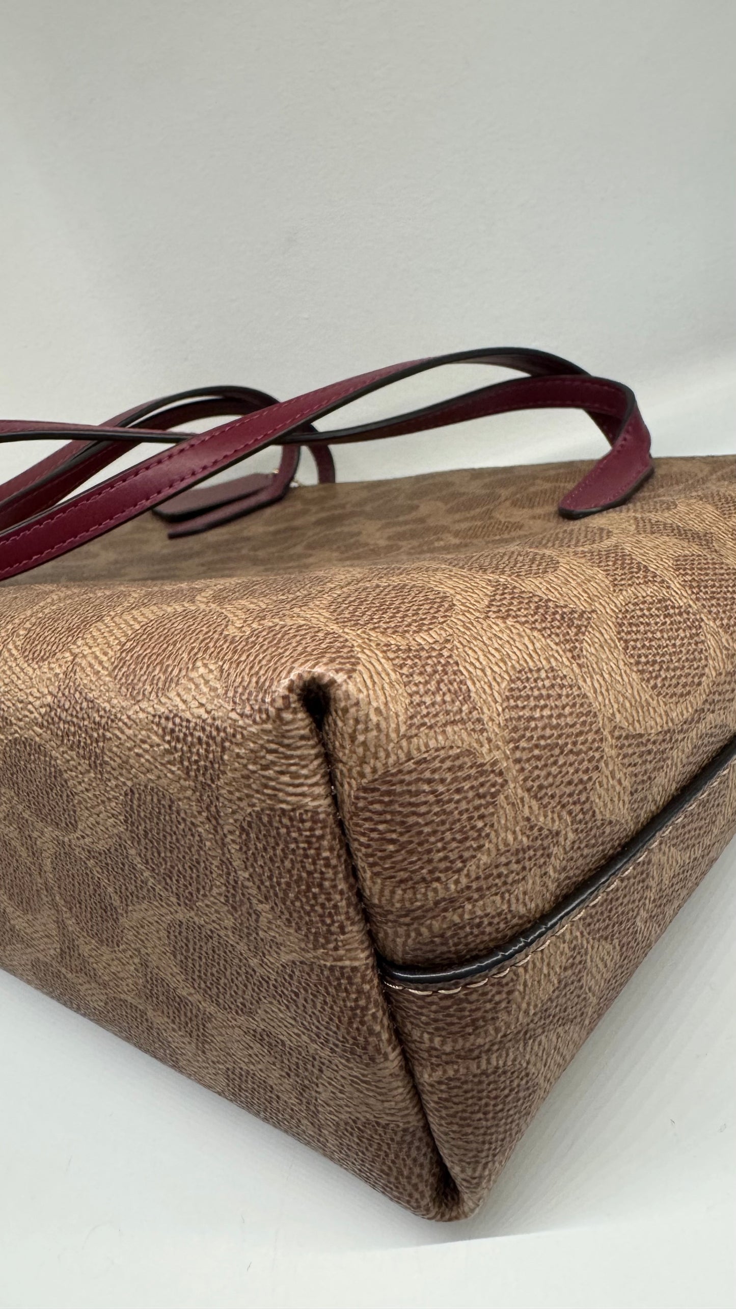 2205710-143141 Coach Fiona CC Signature Tan/ Black Cherry (NoJ2480-CX587)