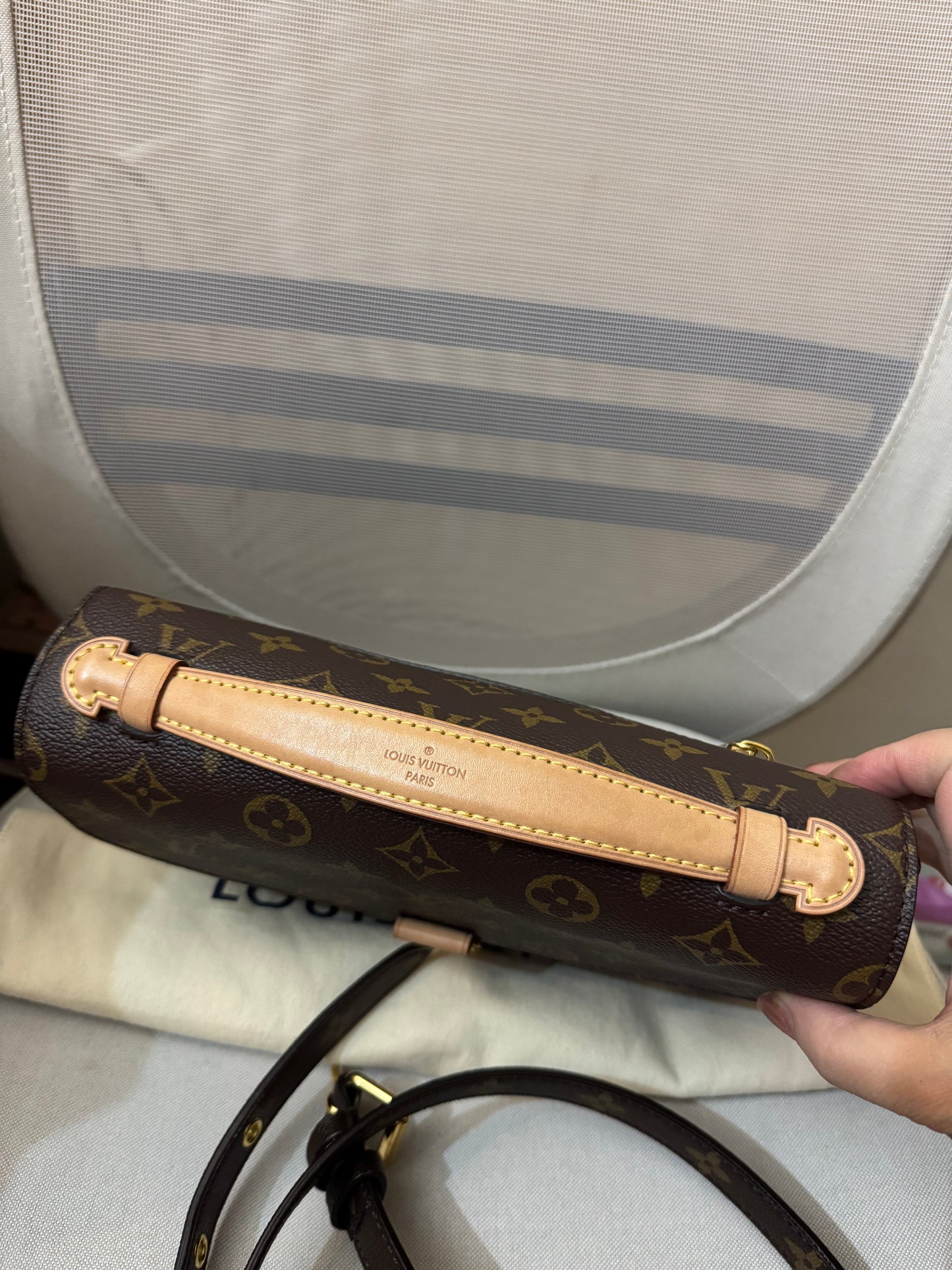 2205710-143054 Louis Vuitton Pochette Metis Monogram Bag ( FO4220)Made in Italy Comes with box , dustbag and the certificate