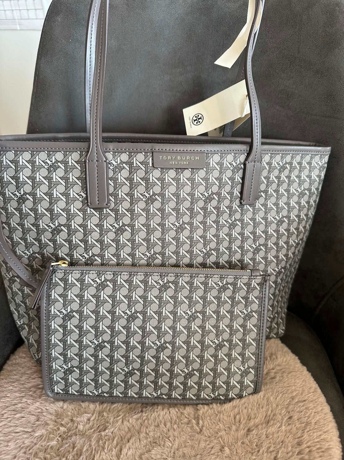 2205710-1432124
Tory Burch ever-ready small tote in zinc (10008684-0723)