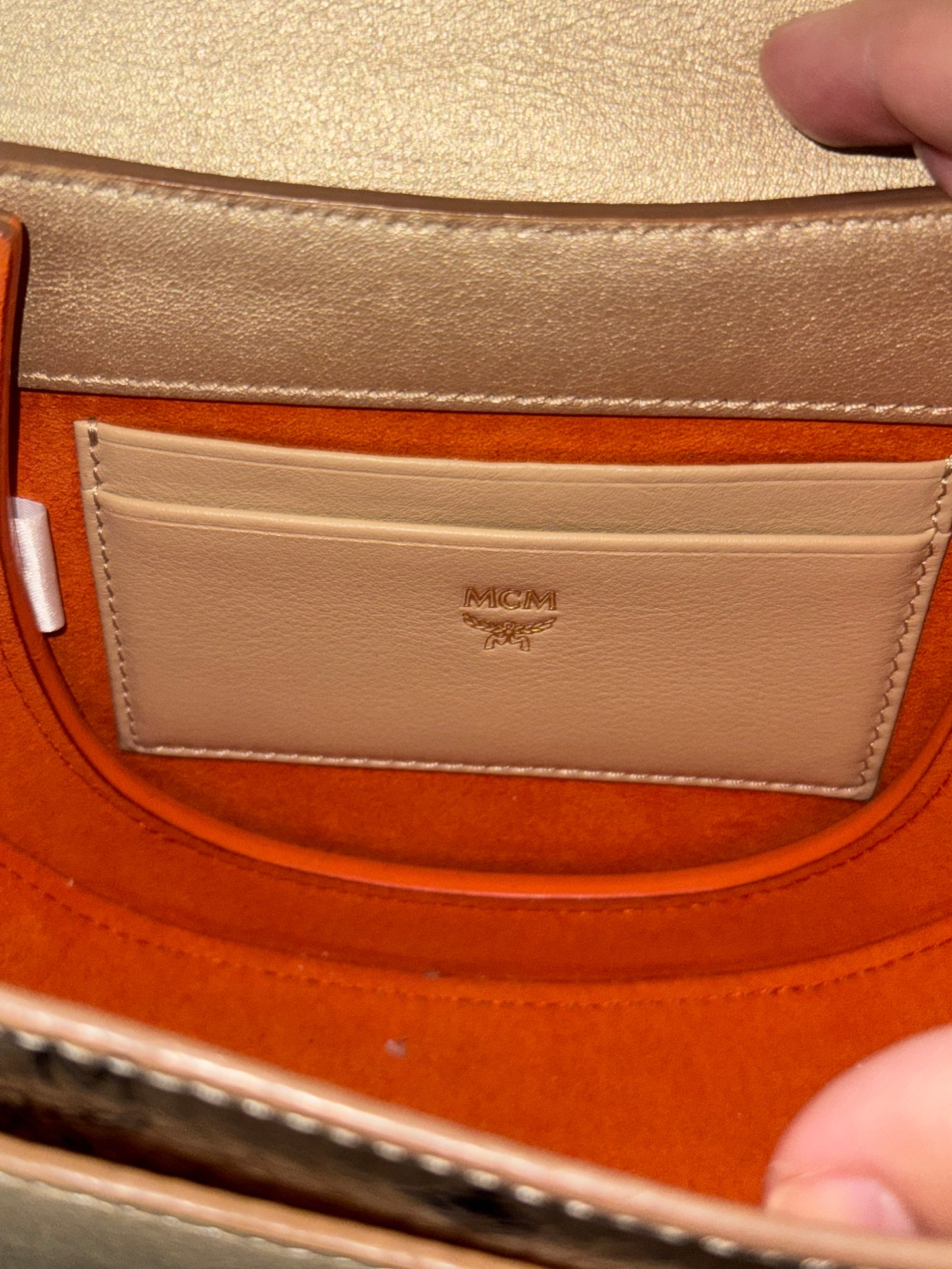 110580588 MCM Metalic Visetos Patricia Studs Gold (MWSAAPA05T1001 10352006) Made in Korea