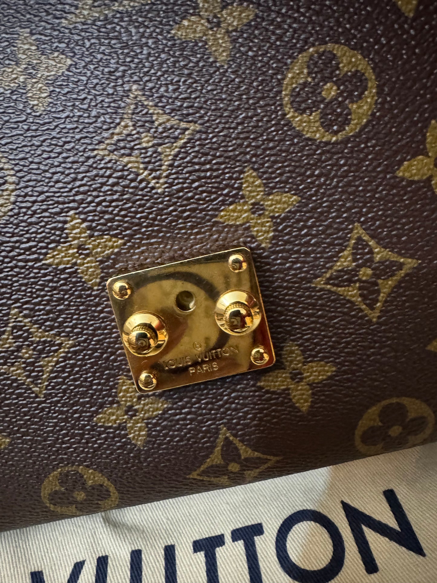 2205710-143054 Louis Vuitton Pochette Metis Monogram Bag ( FO4220)Made in Italy Comes with box , dustbag and the certificate