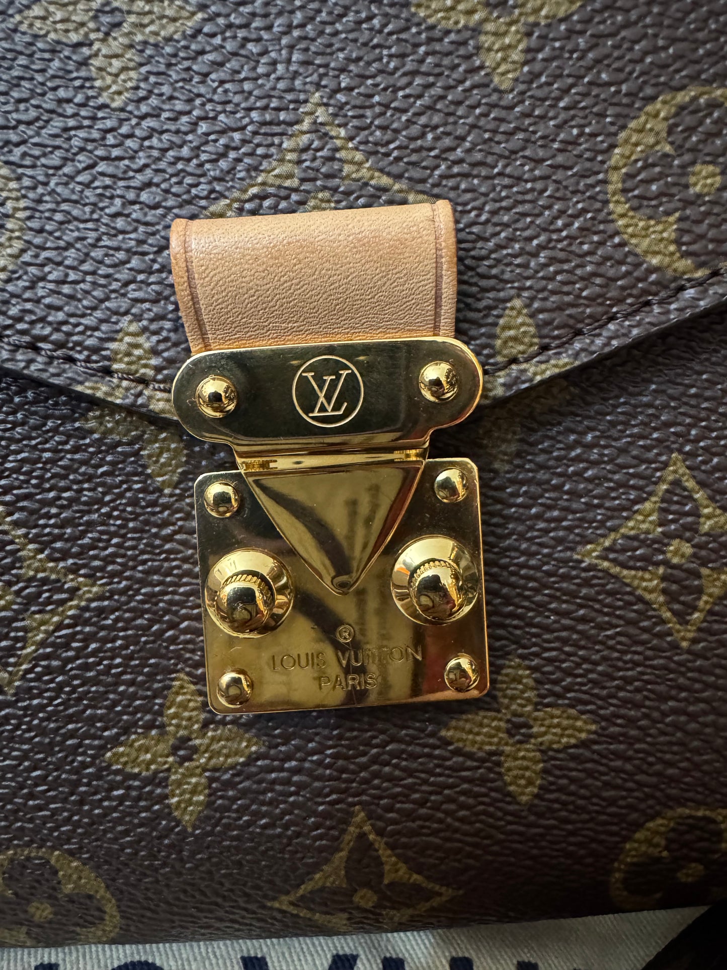 2205710-143054 Louis Vuitton Pochette Metis Monogram Bag ( FO4220)Made in Italy Comes with box , dustbag and the certificate