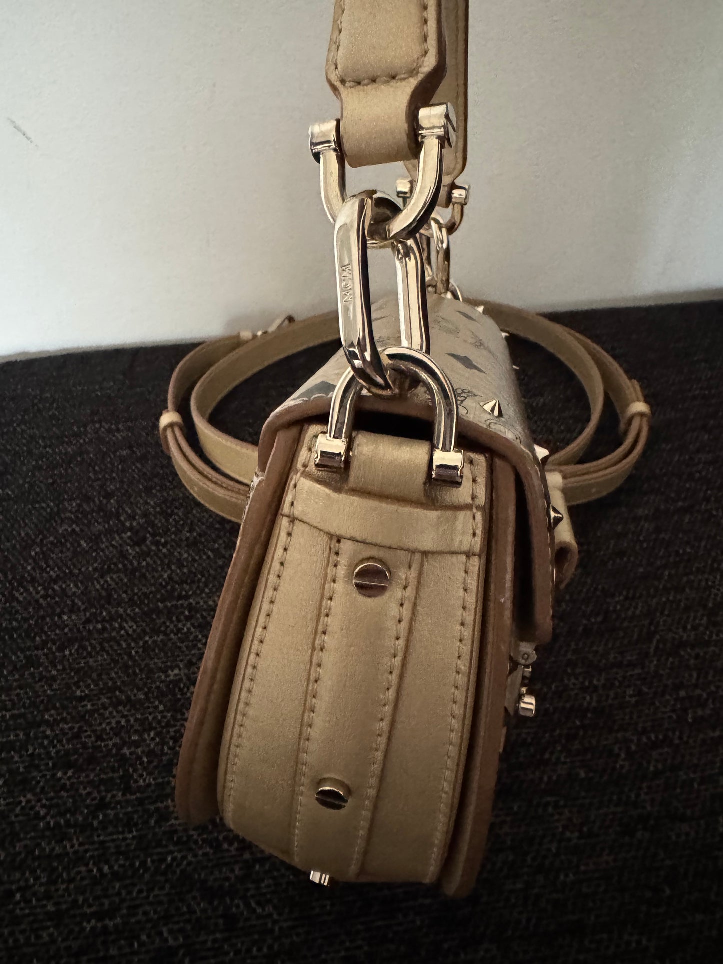 110580588 MCM Metalic Visetos Patricia Studs Gold (MWSAAPA05T1001 10352006) Made in Korea
